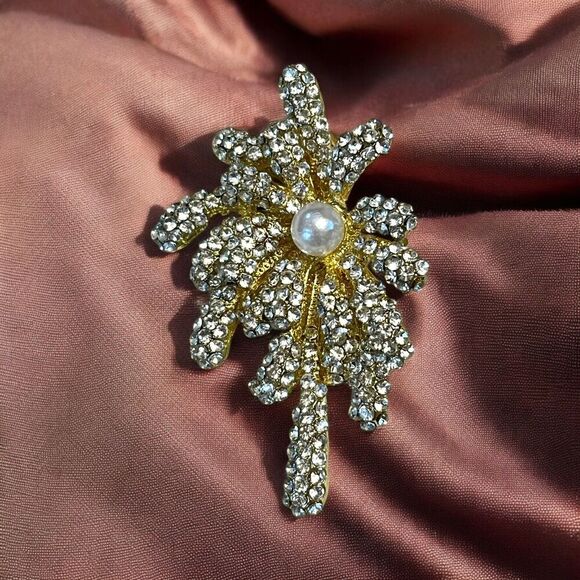 Bloom Beautiful Temperament Fireworks Brooch. Faux Pearl - New Year's Gift - Picture 1 of 1